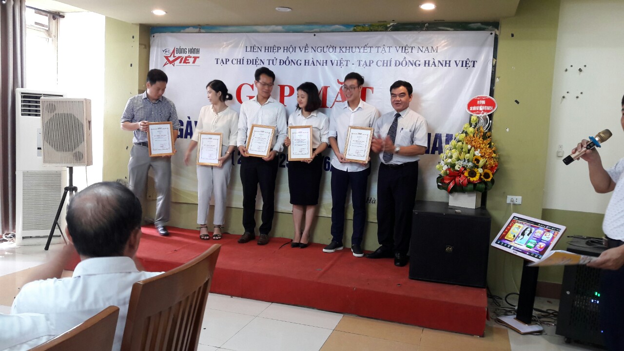 Nhận kỷ niệm chương HIALP NHAN KY NIEM CHUONG.jpg